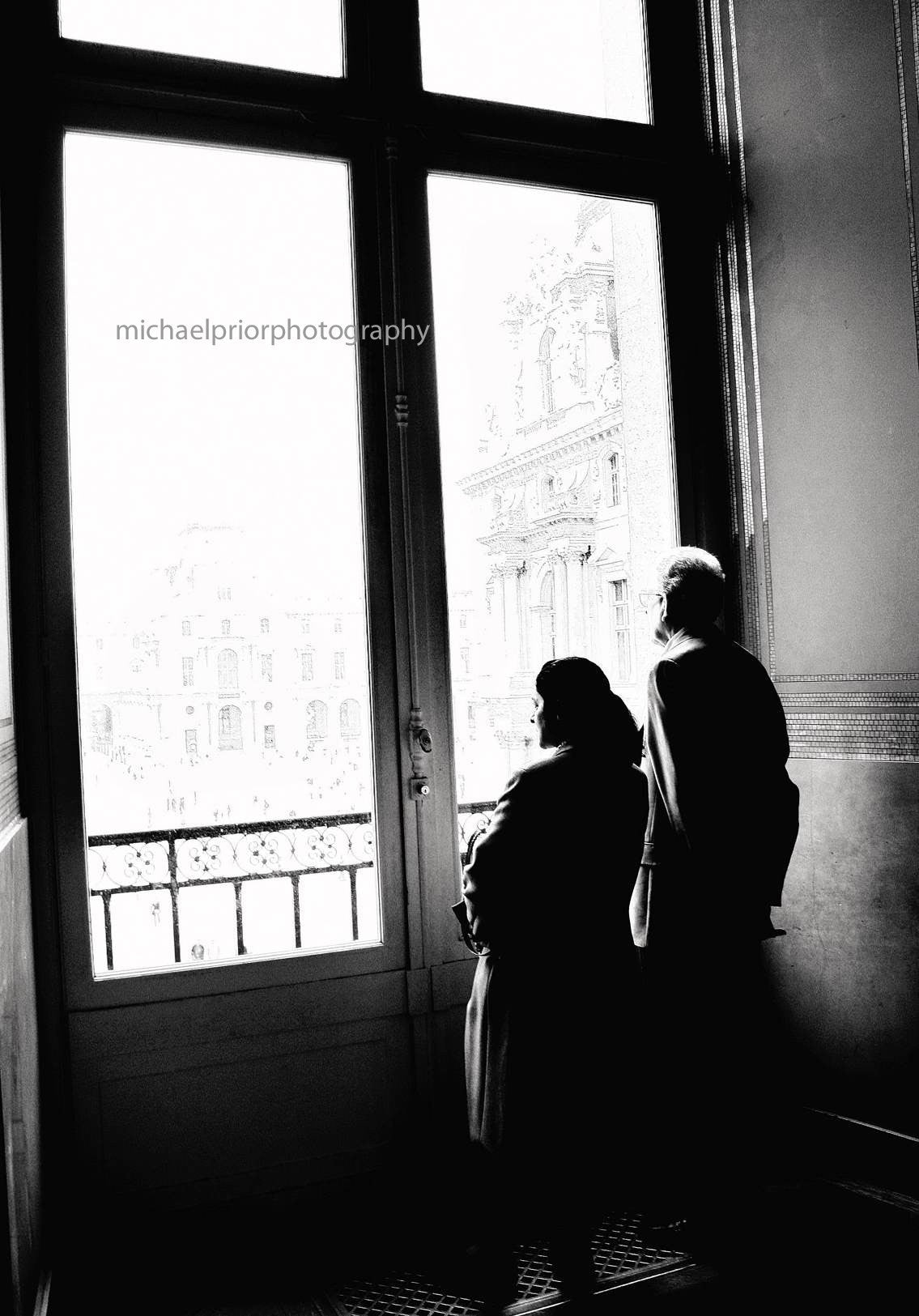 An elderly couple passing time at The Louvre - Michael Prior Photography 